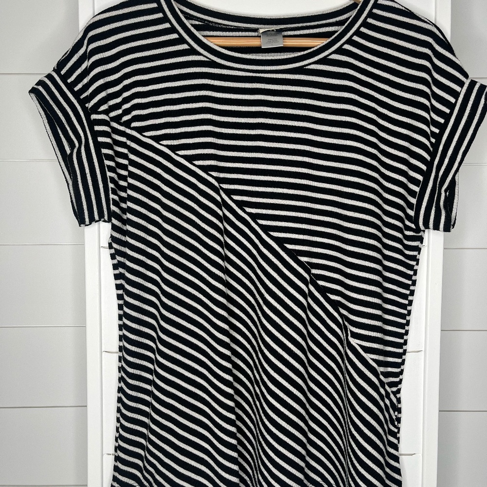 Wrapper Black & White StripedT-Shirt Size Large